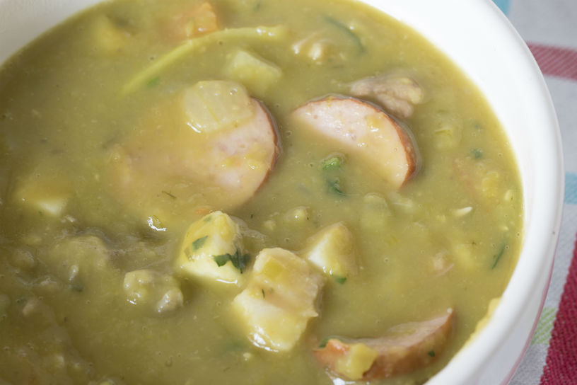 erwtensoep met rookworst in kom